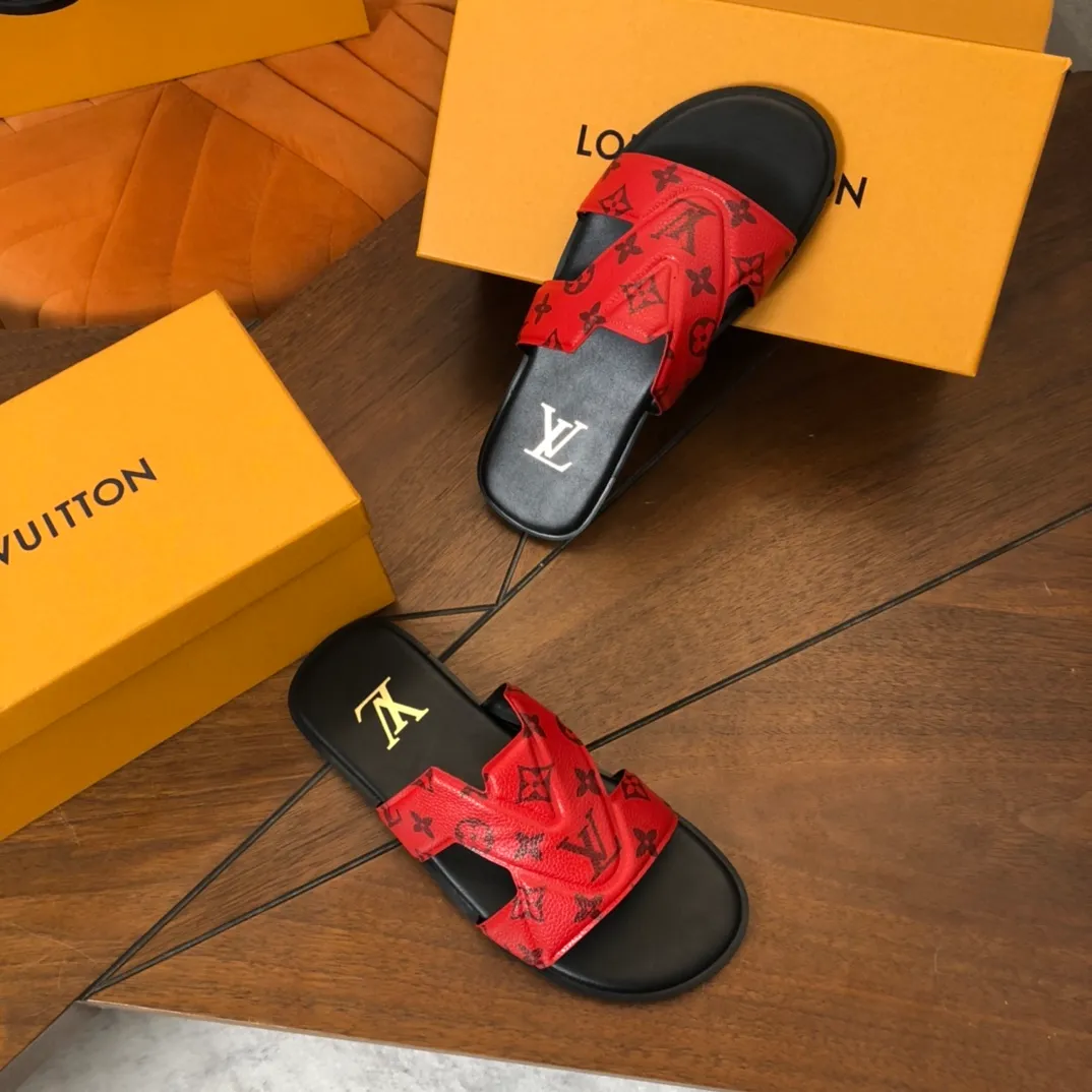 Factory price: 270💰LV counters are selling new brand luxury men's slippers, casual, loose and comfortable. The must-have model in the picture above [Happy][Happy], multiple colors available Size: 38-44, customized 45